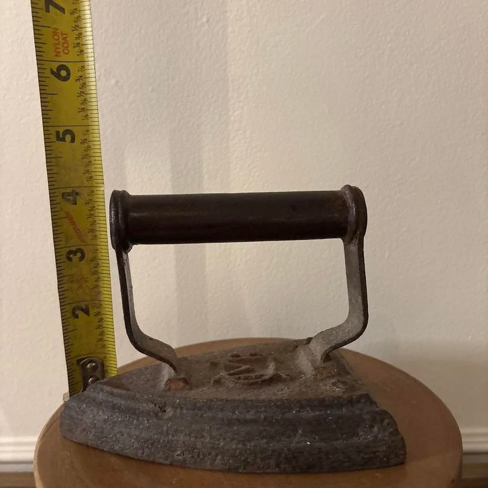 Antique cast iron sad iron cast iron with handle